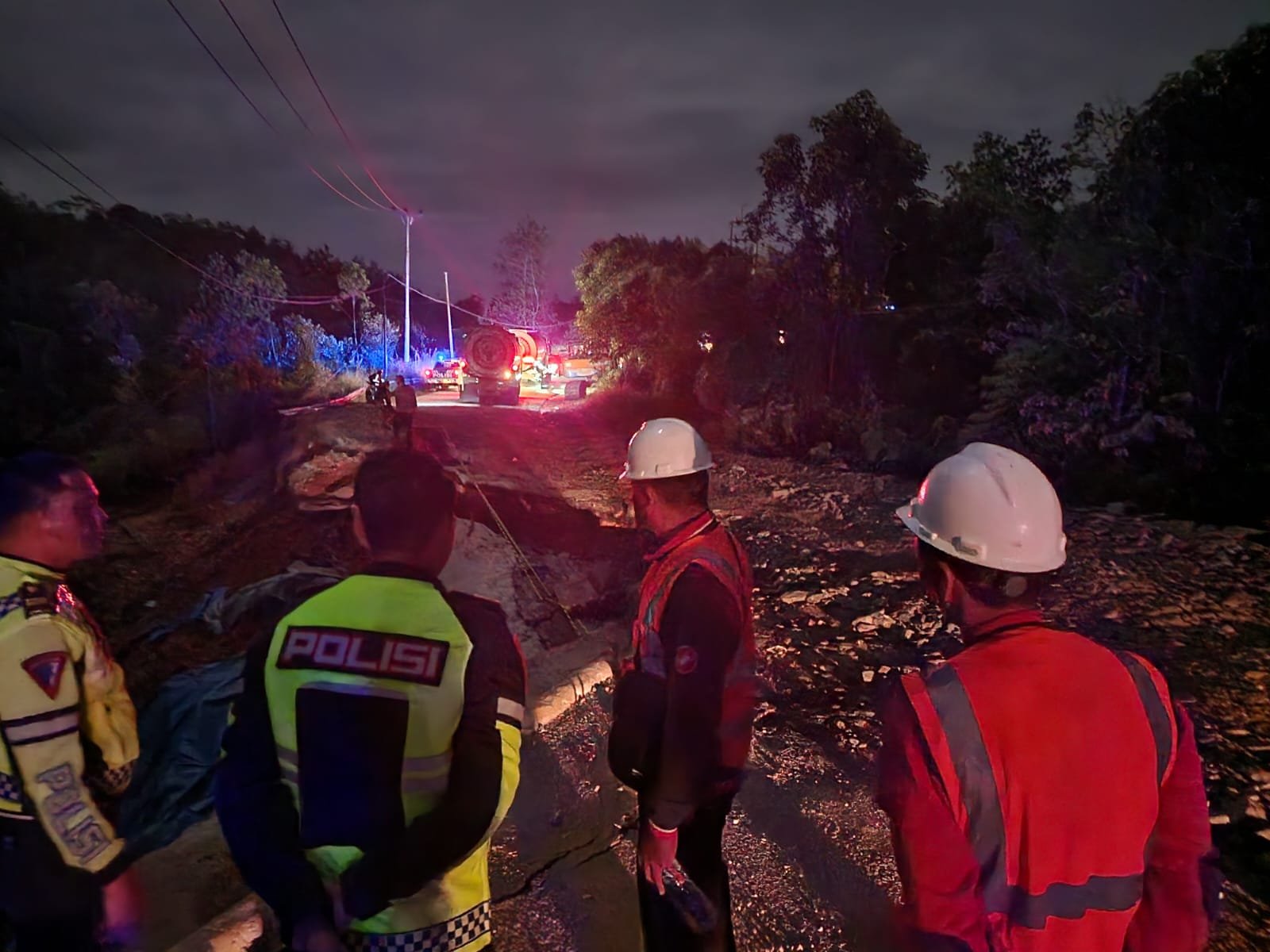 Jalan Lintas Riau Sumbar Amblas Satlantas Polres Kampar Berlakukan Sistem Buka Tutup.