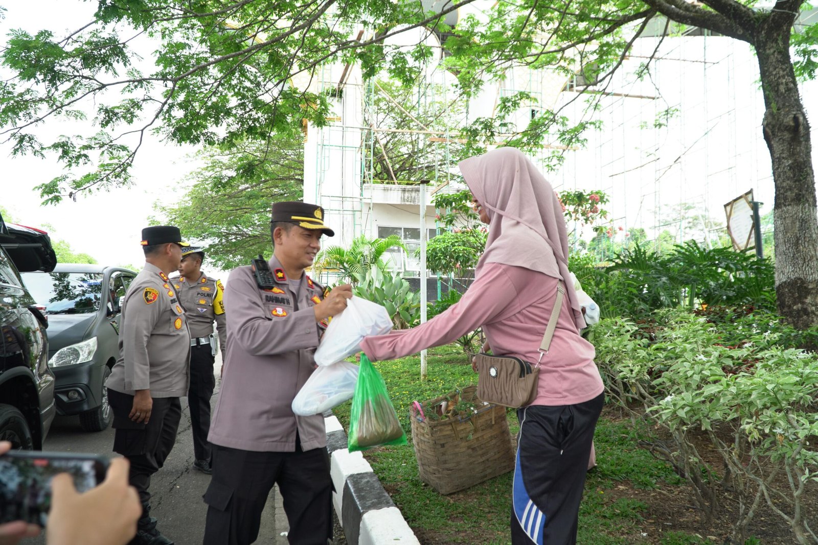 Gelar Jumat Berkah, Personil Polres Rohul Bagi-Bagi Ratusan Nasi Kotak