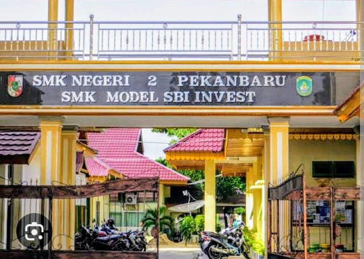 Kepsek SMKN 2 Pekanbaru Layak Mendapatkan Reward Atas Kinerjanya, Meskipun Tahan Ijazah Anak Wartawan