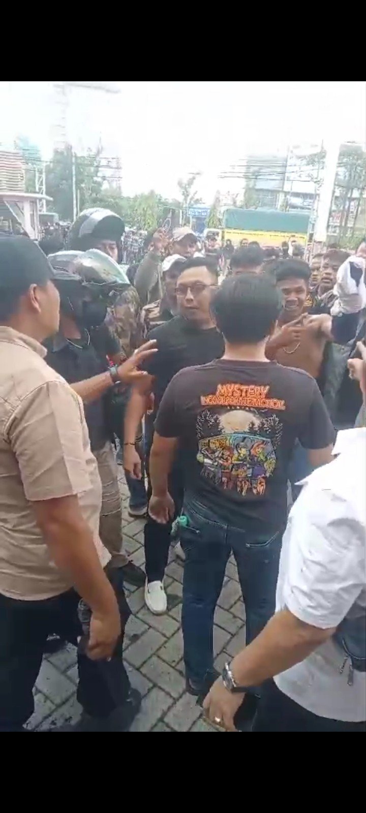 Diduga Dipicu Dari Judi Gelper, Dua Ormas Bentrok di Car Wash, Jalan Tuanku Tambusai Pekanbaru.