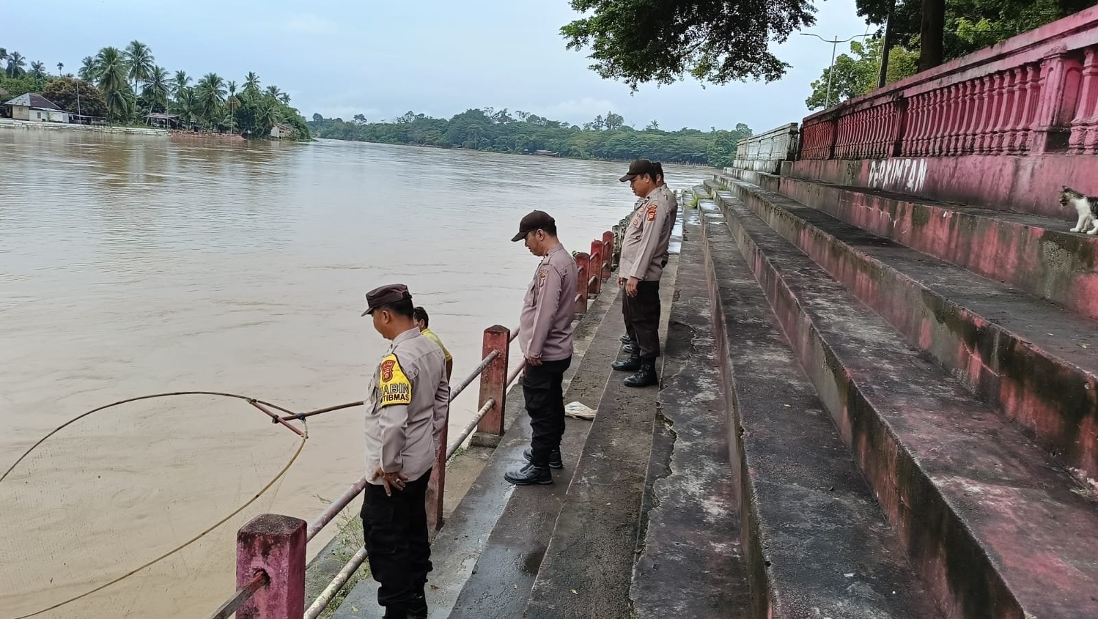 Polsek Kuantan Tengah Lakukan Pengecekan Debit Air Sungai Kuantan, Warga Diminta Tetap Waspada