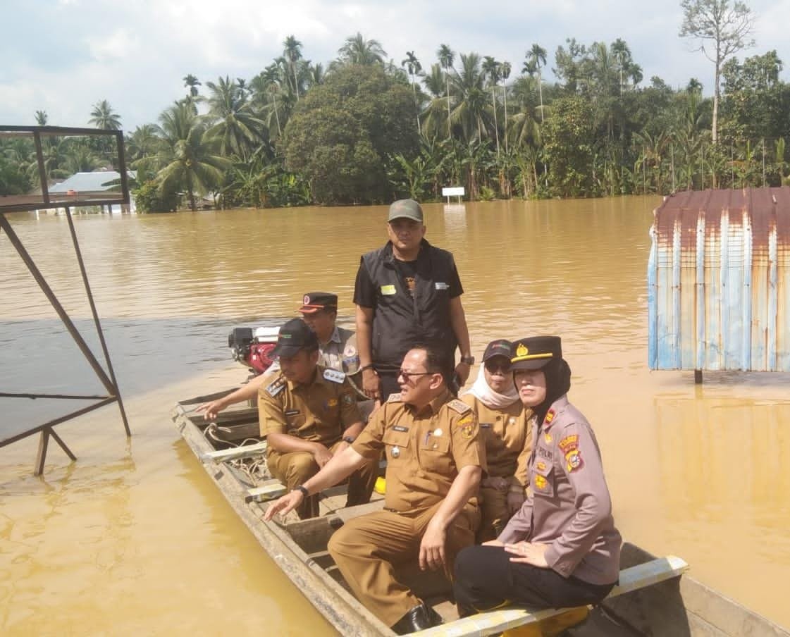 Kapolsek Kampar Dampingi Bupati dan Wabup Kampar Tinjau dan Bantu Warga Terdampak Banjir