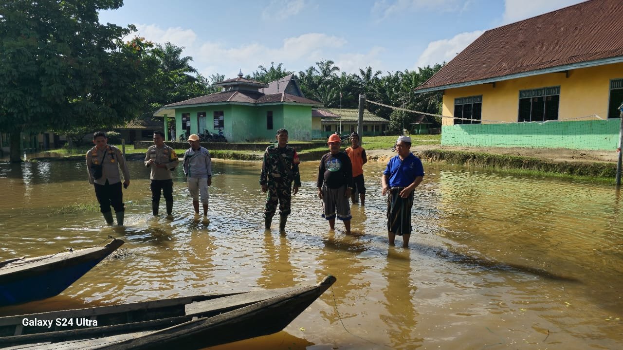 Upika Tapung Hilir Terobos Genangan Banjir, Tinjau Langsung Lokasi dan Bahas Langkah Penanganan Warga Terdampak!