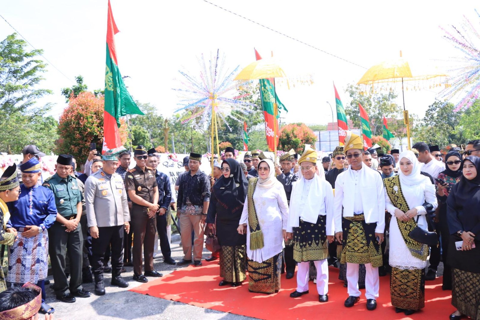 Kapolres Rohil Hadiri Upacara Penyambutan Adat Bupati dan Wakil Bupati Oleh LAMR Rohil di Bagan Siapi-api