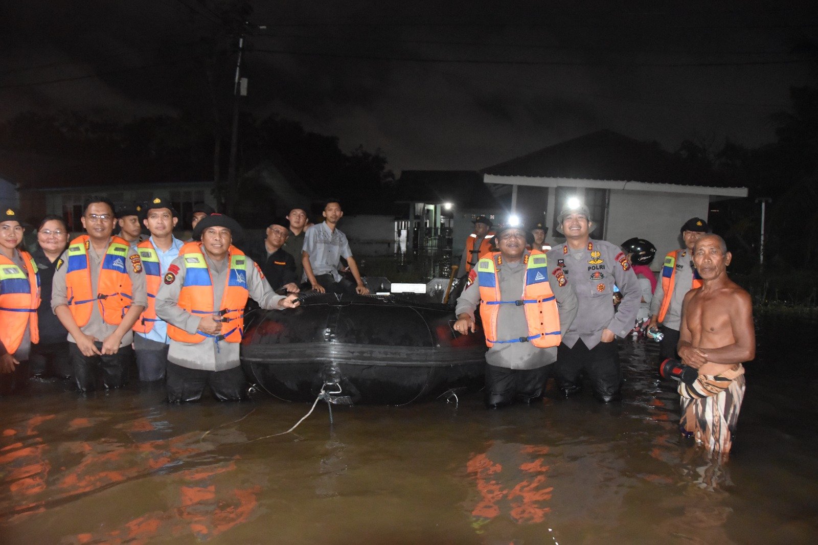 Polda Riau Kerahkan Semua Kekuatan Bantu Korban Banjir