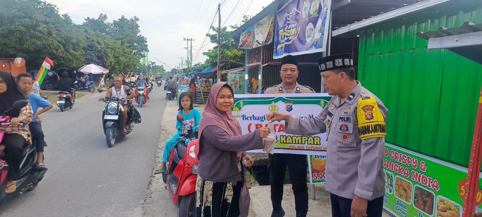 Kapolsek Tapung Hilir Ajak Warga Jaga Keamanan, Patroli dan Bagikan Takjil di Pasar Ramadhan