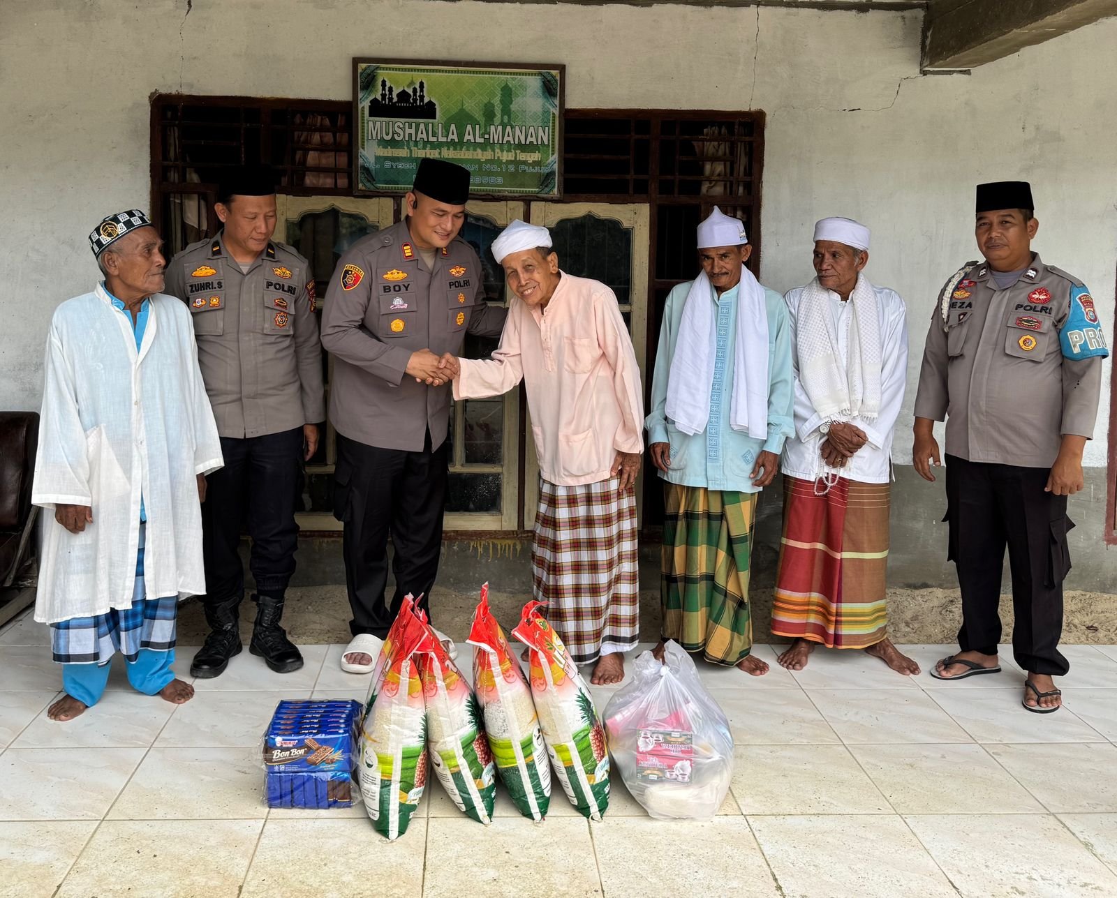 Jalin Silaturahmi ke Jama’ah Tarekat Naksyabadiyah, Kapolsek Pujud Berikan Bansos dan Pesan Kamtibmas