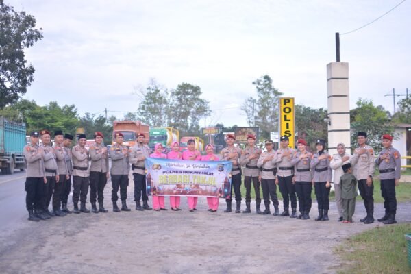 Wujud Kepedulian Polri kepada Masyarakat, Polres Rohil Bagikan Takjil di Ujung Tanjung