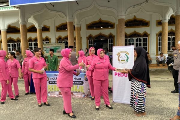 Sinergi Polsek Bagan Sinembah Polres Rohil dan Mahasiswa Bagikan Takjil Wujud Pelayanan kepada Masyarakat