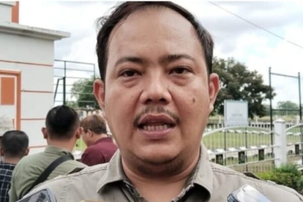 Masyarakat Geruduk Kejari Rohil, Terkait Dengan Raibnya Dana PI Sebesar 488 Miliyar, Yang Sampai Sekarang Diduga Tak Kunjung Usai.