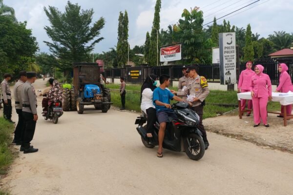 Berbagi Takjil di Bulan Ramadhan, Wujud Kedekatan Polsek Simpang Kanan dan Bhayangkari dengan Masyarakat