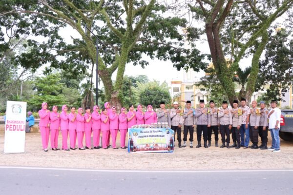 Personel Polsek Rimba Melintang Polres Rohil bersama Bhayangkari, Berbagi Berkah Ramadhan dengan Bagikan Takjil