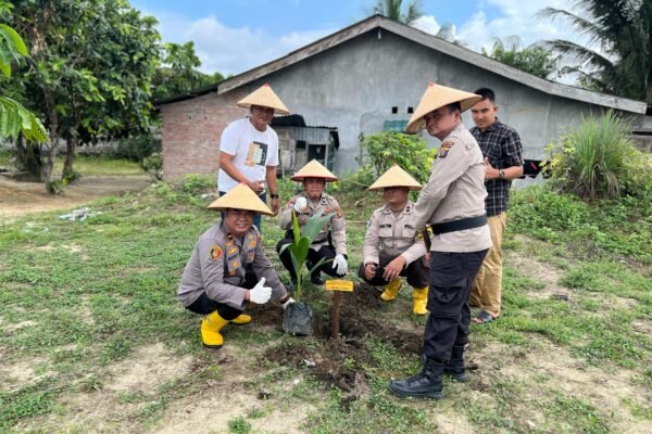 Dukung Program Kapolda Riau Dibidang Pencegahan Polusi Udara, Polsek TPTM Polres Rohil Tanam Bibit Pohon
