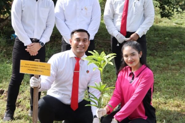 Dukung Penuh Program Kapolda Riau, Kapolres Rohil bersama PJU Tanam Pohon di Lingkungan Mapolres Rohil