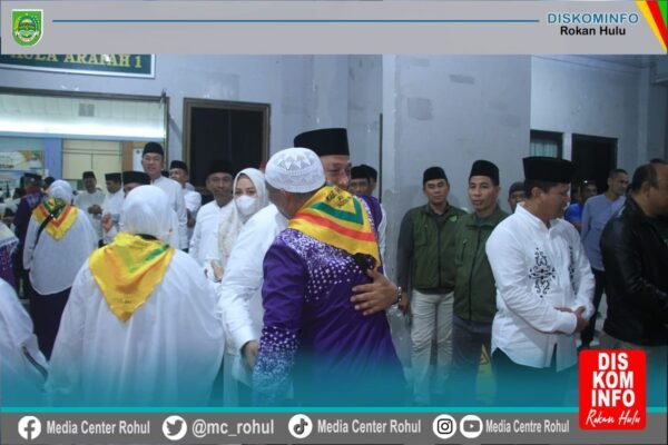 Semangatnya Bupati Anton sambut langsung kedatangan 343 Jamaah Haji Kloter 9 Asal Rokan Hulu.