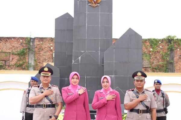 Polres Rohil Gelar Upacara Ziarah dan Tabur Bunga di TMP Bagan Barat dalam Rangka HUT Bhayangkara ke-79 Tahun 2025