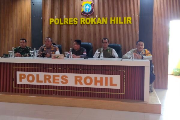 BUPATI ROHIL BERSAMA POLDA RIAU POLRES ROKAN HILIR GELAR PRESS RILIS TERKAIT PENANGGULANGAN KARHUTLA.